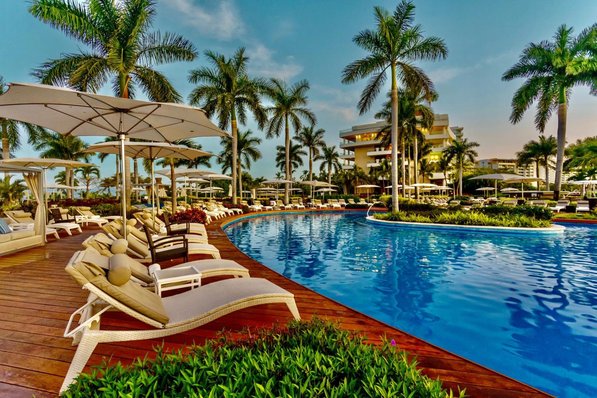 Grand Luxxe Two Bedroom Suite - Нуево Валярта Екстериор снимка
